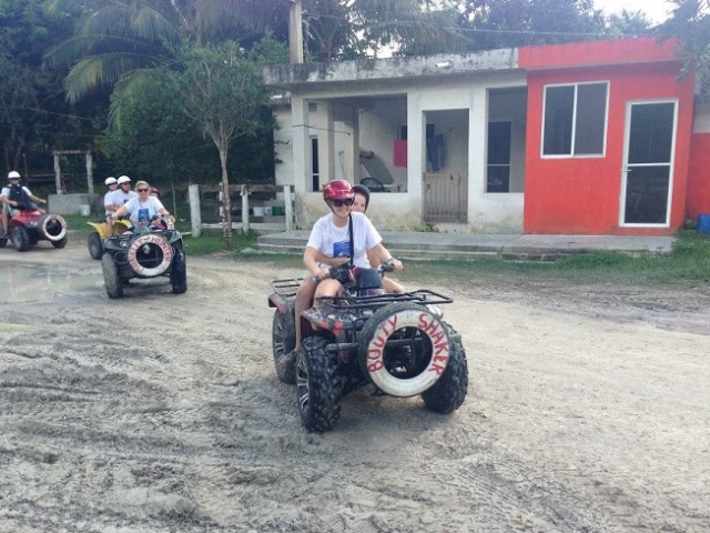 conduciendo con amigos